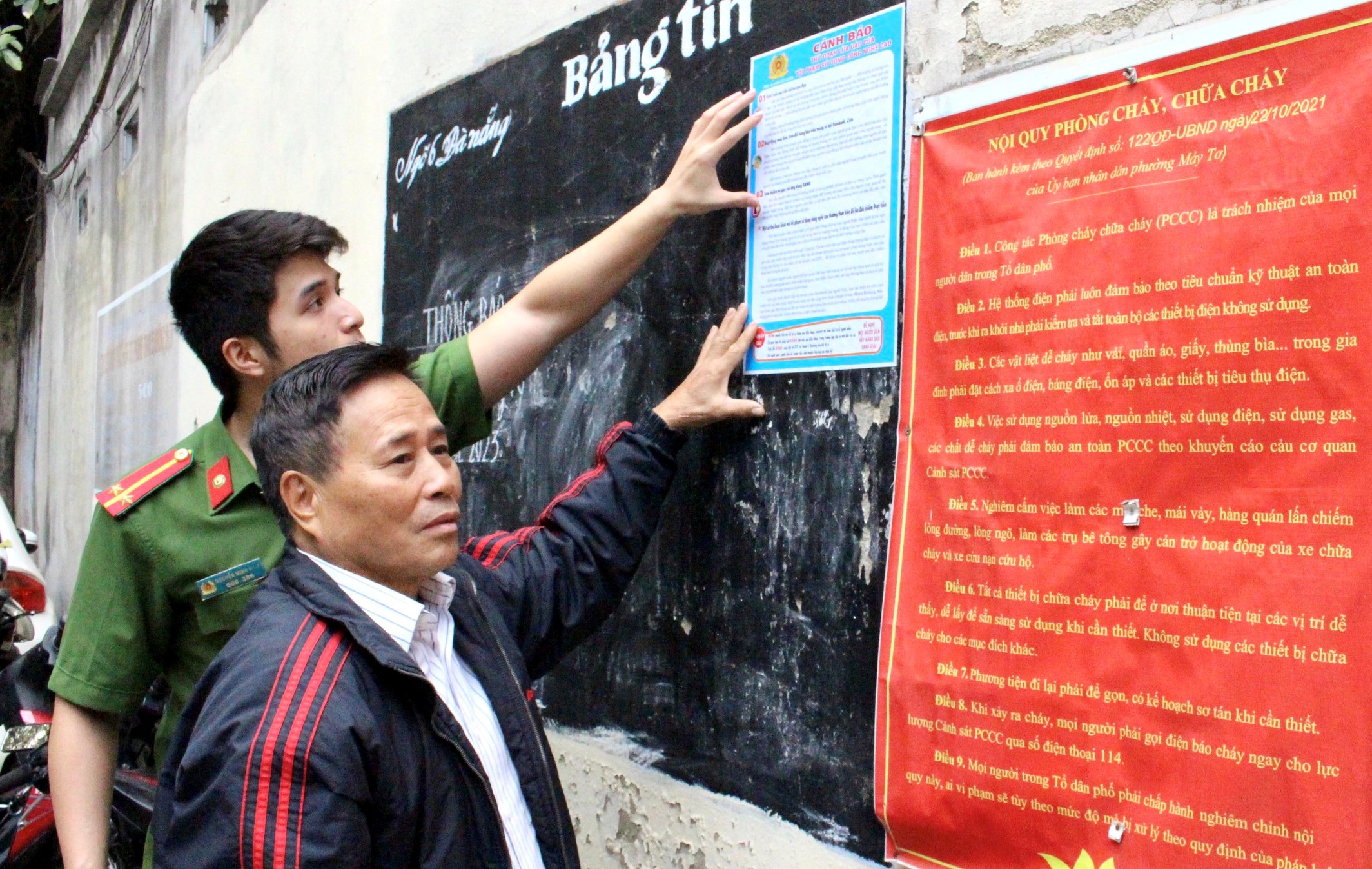 Công an quận Ngô Quyền: Triển khai 1 nghìn áp phích và 50 nghìn tờ rơi cảnh báo thủ đoạn lừa đảo của tội phạm sử dụng công nghệ cao